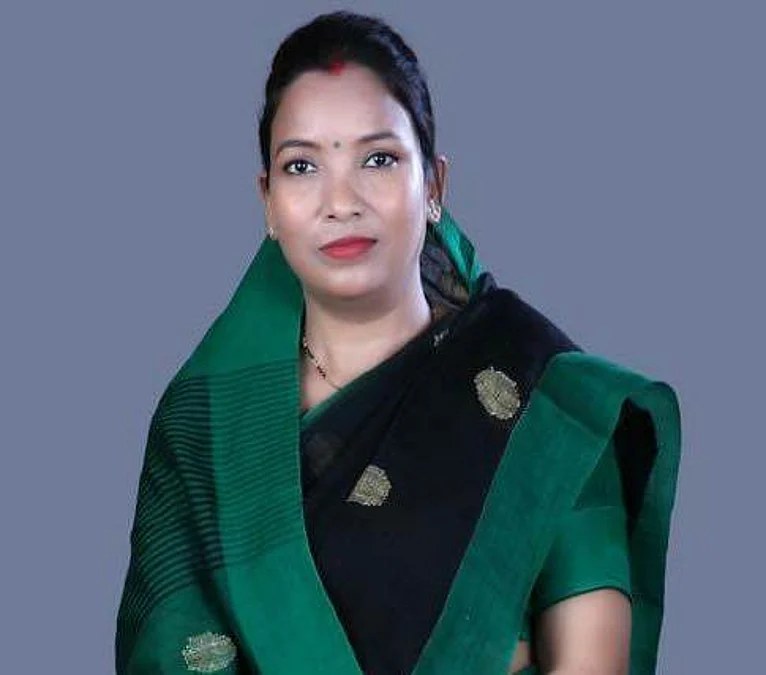 ଶଙ୍ଖ ଛାଡ଼ି ହାତ ଧରିଲେ ସୁନୀତା